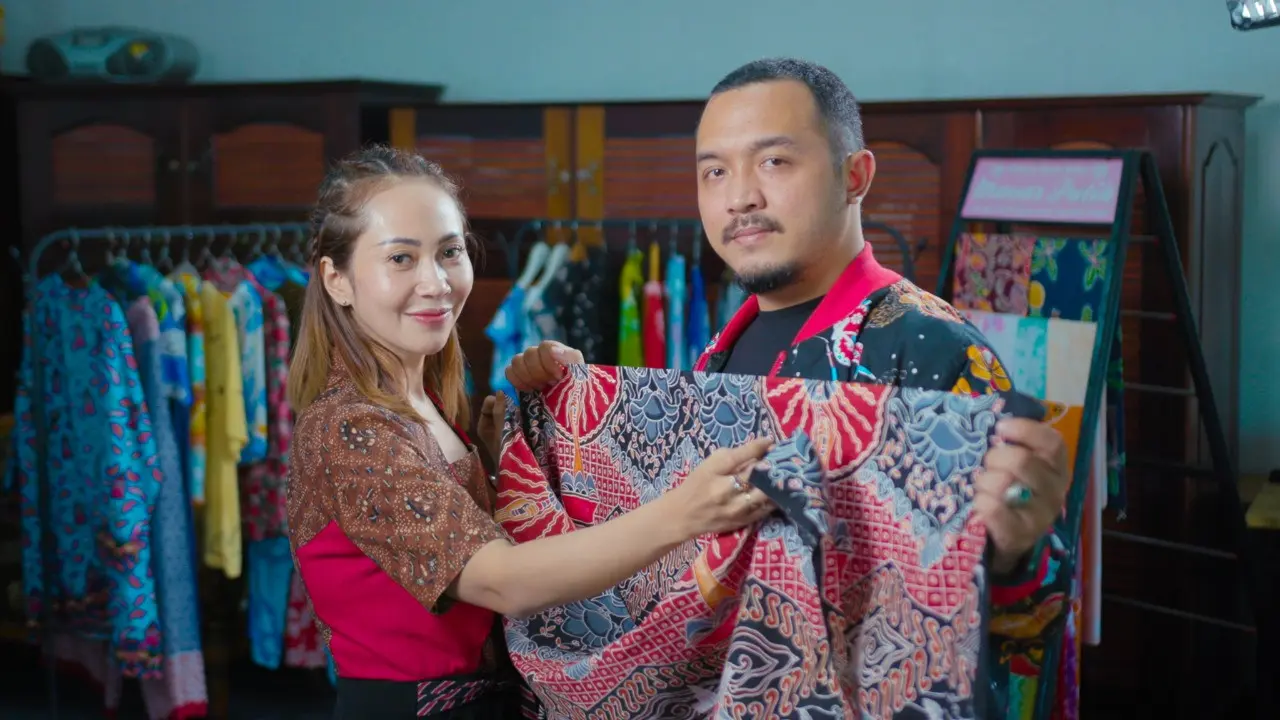 Pasangan suami istri pemilik UMKM Batik Mawar Putih
