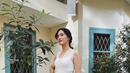 Mawar Eva de Jongh tampil mempesona dengan balutan gaun tanpa lengan berwarna putih dalam foto yang ia unggah di akun Instagram pribadinya. Jika diperhatikan, aktris keturunan Belanda-Karo ini cukup banyak membagikan foto dengan background tanaman berwarna hijau. (Instagram/@mawar_eva)