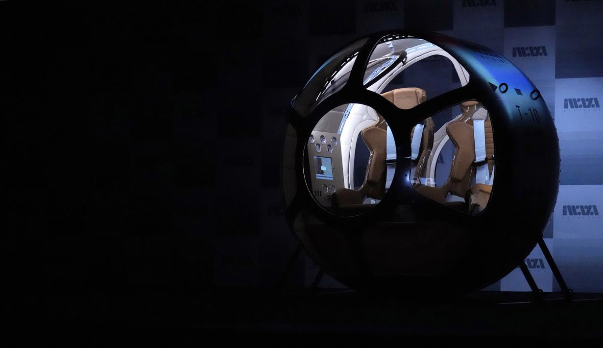 Kabin dua tempat duduk yang menurut perusahaan startup mampu naik hingga ketinggian 15 mil, yang kira-kira berada di tengah stratosfer, ditampilkan saat konferensi pers di Tokyo, Selasa, 21 Februari 2023. Startup asal Jepang tersebut perusahaan mengumumkan rencana pada hari Selasa untuk meluncurkan penerbangan balon ruang angkasa komersial yang diharapkan akan membawa pengalaman yang mahal secara astronomis ke bumi. (AP Photo/Eugene Hoshiko)