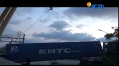 Sebuah peti kemas terlepas dari truk trailer yang mengangkutnya dan menghantam sebuah mobil di jalur sebelahnya di Jalan Remartadinata, Tanjung Priok, Jakarta Utara, pada Jumat petang, 13 April 2018.