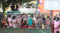 Warga antre menunggu untuk mendapatkan daging kurban di Kelurahan Menteng, Jakarta Pusat, Sabtu (1/8/2020). Pembagian daging kurban tersebut berjalan lancar meskipun sebagian warga mengabaikan protokol Kesehatan. (Liputan6.com/Angga Yuniar)