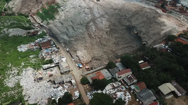 Menteri Lingkungan Hidup, Hanif Faisol Nurofiq menggelar sidak ke Tempat Pemrosesan Akhir (TPA) untuk memeriksa langsung kondisi di lapangan. Dari 11 TPA yang dikunjungi, ditemukan masih terdapat praktik open dumping yang mencemari lingkungan. (Dok: KLH)