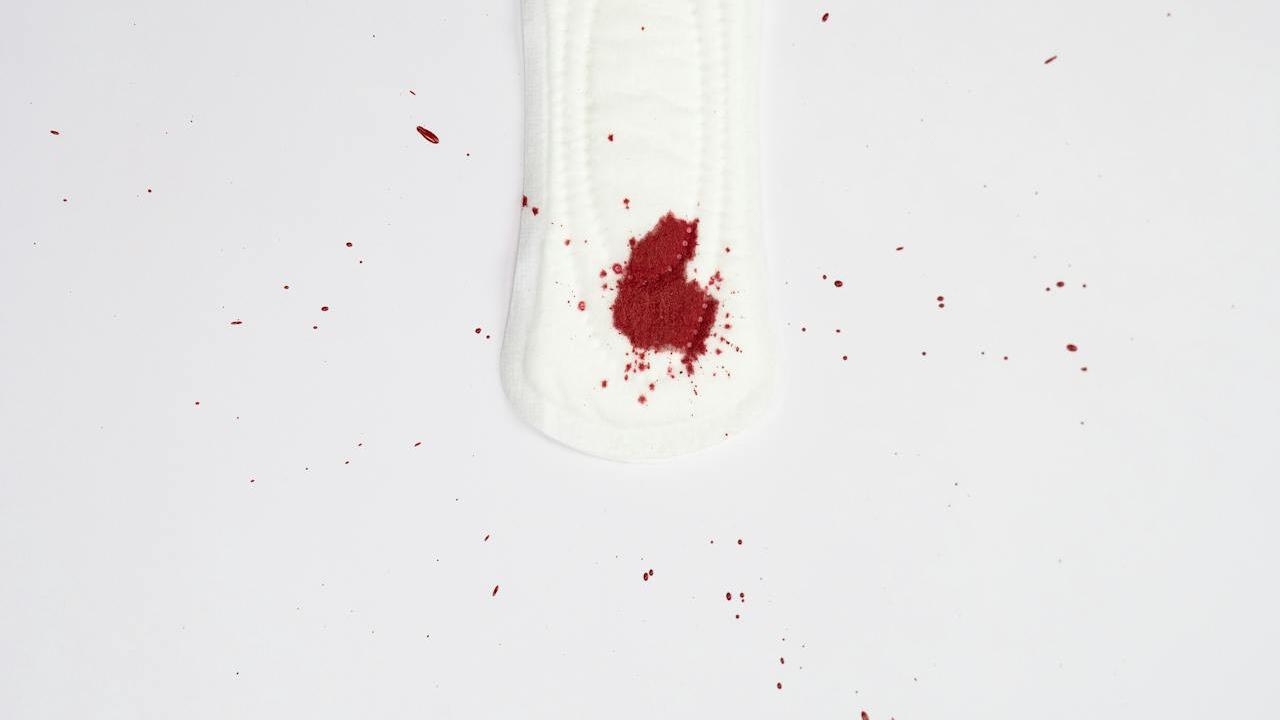 ilustrasi darah menstruasi lebih cair