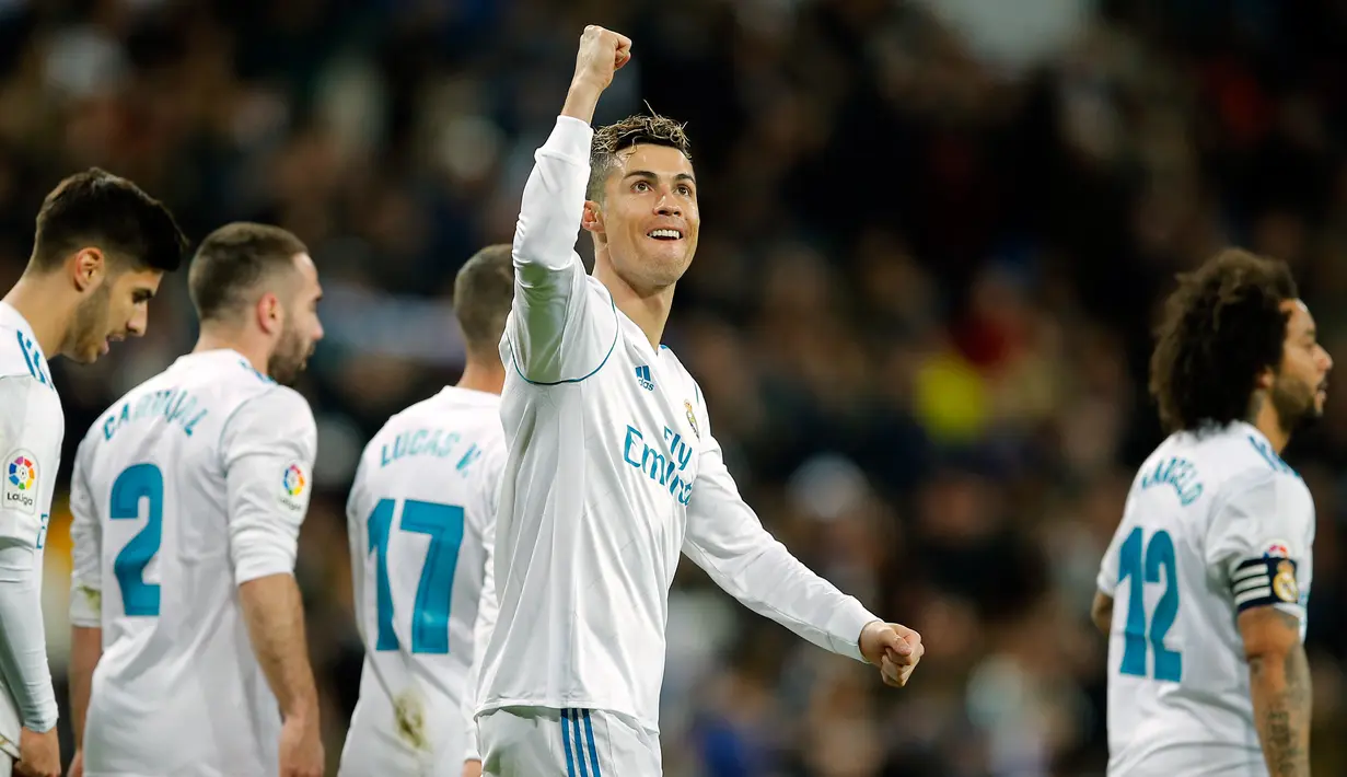 Cristiano Ronaldo menyapa penggemar usai mencetak gol ketiganya saat melawan Girona dalam pertandingan La Liga Spanyol di stadion Santiago Bernabeu di Madrid (18/3). (AP Photo / Paul White)