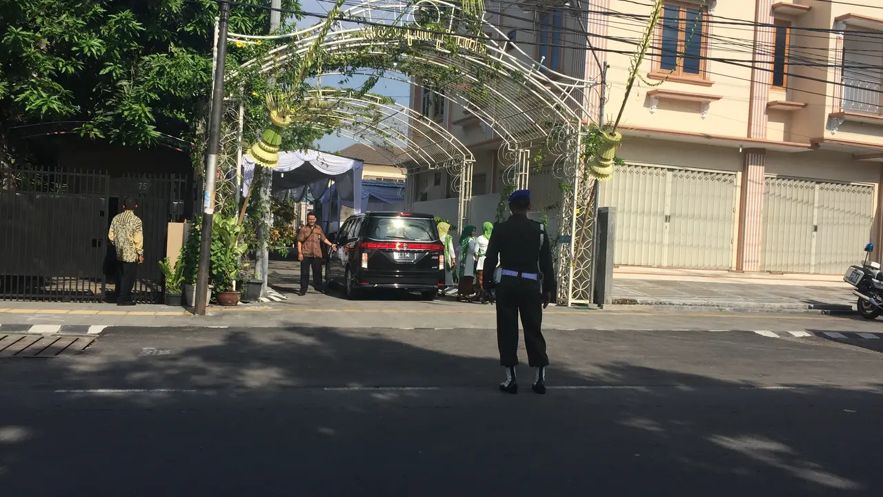 Air Siraman untuk Bobby Dibawa dari Rumah Jokowi ke Hotel Alila