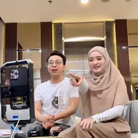 Saat didapuk menjadi brand ambassador produk kecantikan, Inara terlihat menawan dengan long sleeve top, skirt, dan hijab syari.  [Foto: IG/mommy_starla].