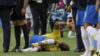 Neymar Terkapar. (AP/Thanassis Stavrakis)
