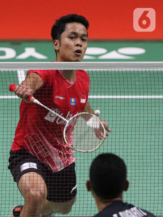 Pebulutangkis Indonesia, Anthony Sinisuka Ginting mengembalikan kok ke arah Tommy Sugiarto saat laga babak kedua tunggal putra Indonesia Masters 2020 di Istora GBK, Jakarta, Kamis (16/1/2020). Anthony Sinisuka Ginting unggul 21-16 21-15 dan melaju ke perempat final. (Liputan6.com/Helmi Fithriansyah)