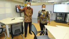 Direktur Utama Bank BTN Haru Koesmahargyo (kiri) didampingi Rektor Universitas Negeri Semarang (Unnes) Fathur Rokhman (kanan) sarana dan prasarana laboratorium digital di lingkungan kampus Unnes Semarang, Jumat (11/6/2021). (Liputan6.com/HO/BTN)