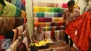 Peserta merapikan produk saat pemeran bertajuk Karya Kreatif Indonesia di Jakarta, Jumat (26/8). Pameran tersebut diselenggarakan dalam rangka mempromosikan produk Usaha Mikro Kecil Menengah (UMKM) dari seluruh Indonesia. (Liputan6.com/Immanuel Antonius)