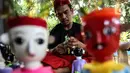 Chairuddin (40) bersama rekannya menyelesaikan pembuatan ondel-ondel dari botol bekas di Sanggar Rumah Kreasi, Jakarta, Minggu (13/6/2021). Botol bekas dimanfaatkan menjadi ondel-ondel untuk dijual dengan harga sepasang Rp35 ribu dan bisa membuat ratusan setiap harinya. (Liputan6.com/Johan Tallo)