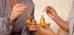 Konsep ritual malam nourish dengan facial oil dan affirmation hadir sebagai pendekatan yang lebih menyeluruh. Bukan hanya soal menghidrasi kulit, tetapi juga membantu tubuh beralih dari mode stres ke mode pemulihan. (foto/dok: freepik)