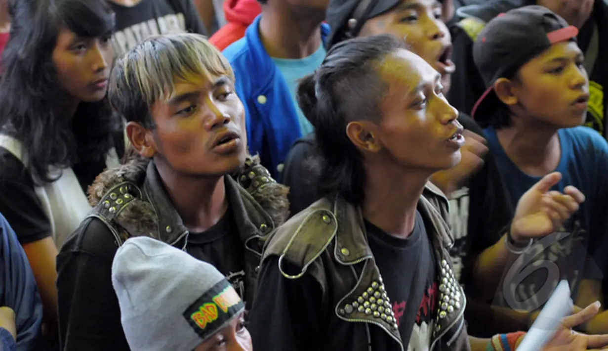 Sejumlah penggemar musik Punk dengan mengenakan atribut jaket dengan emblem dan dihias dengan aksesoris spike di Gedung Komisi Pemberantasan Korupsi (KPK), Kuningan, Jakarta, Jum'at (20/02/2015).(Liputan6.com/Andrian M Tunay)