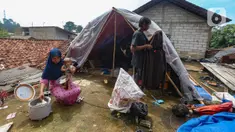Warga beraktivitas pada tenda darurat yang dibangun di atas rumah pasca banjir melanda kawasan Pejaten Timur, Jakarta Selatan, Senin (8/1/2024). (merdeka.com/Arie Basuki)