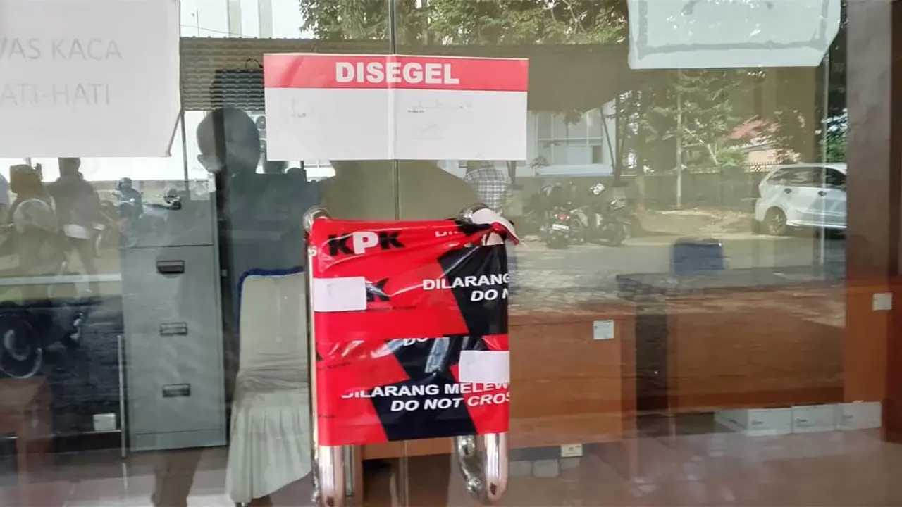 KPK segel ruang kerja Bupati Muara Enim. (Merdeka.com/Irwanto)