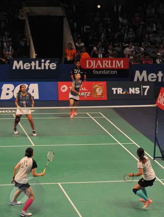 Pebulu Tangkis ganda putri, Nitya Krishinda M/Greysia Polii saat berhadapan dengan pebulu tangkis Eva LEE dan Paula Lynn Obanana di BCA Indonesia Open Superseries Premier 2015  di Istora Senayan, Jakarta, Rabu (3/6/2015). (Liputan6.com/Herman Zakharia)