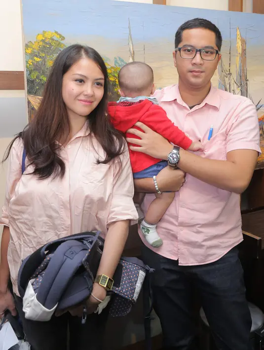 Demi memberikan ASI ekslusif dan merawat buah hatinya sendiri, dan tidak ingin melewatkan perkembangan putranya, Revalina S Temat vakum sementara dari dunia hiburan. (Andy Masela/Bintang.com)