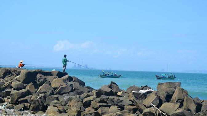 Selama Oktober 2018 tiupan angin di Cilacap kencang dan ada hari tanpa bayangan, Sabtu (13/10/18). (Foto: Liputan6.com/Muhamad Ridlo)