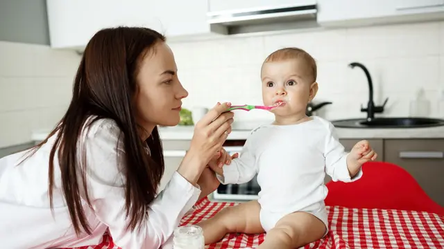 Kapan Bayi Boleh Makan Yogurt? Ini Usia yang Dianjurkan dan Aturan Aman Memberikannya