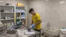 Seorang karyawan sedang bekerja untuk membuat prostesis di Pusat Rehabilitasi Nasional Unbroken di Lviv, Ukraina barat, pada 18 September 2023. (Roman PILIPEY/AFP)