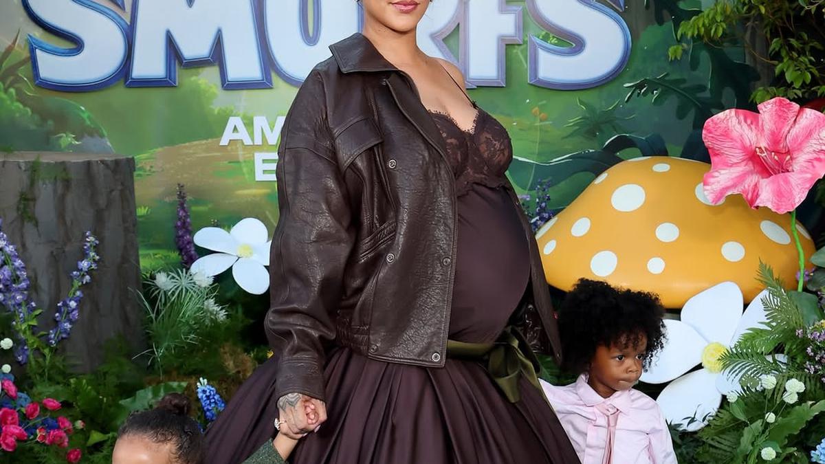 Gaya Cool Mom Rihanna Gandeng 2 Putranya di di Premiere Smurfs, Tampil Anggun dengan Gaun Cokelat