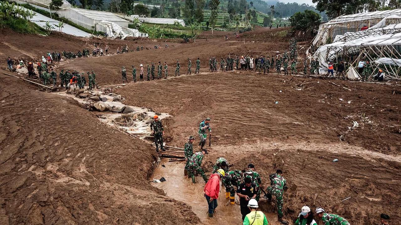 FOTO: Tim SAR Gabungan Intensifkan Pencarian Korban Longsor Pasirlangu