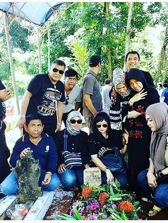 Para pelayat memberikan penghormatan terakhir juga datang dari para fans almarhum Nike Ardila. Kesedihan juga dari ibunda mendiang Nike Ardila. (Instagram/nikeardilla)