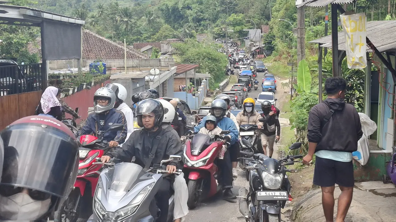 Kemacetan parah terjadi saat ribuan kendaraan dari arah Palabuhanratu dan Kota Sukabumi memenuhi ruas jalan utama Cibadak menuju Parungkuda.