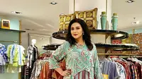10 Inspirasi Outfit Batik ala Bella Saphira, Referensi Gaya Simpel Tapi Elegan di Usia 50-an
