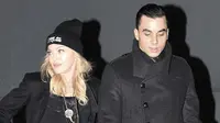 Jadi Pacar Timor Steffens, Madonna Hanya Pura-pura