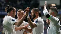 Penyerang Real Madrid, Karim Benzema berselebrasi bersama rekannya usai mencetak gol ke gawang Atletico Madrid pada final Piala Super Eropa di Lillekula Stadium di Tallinn, Estonia, (15/8). Real Madrid kalah 4-2 atas Atletico. (AP Photo/Pavel Golovkin)