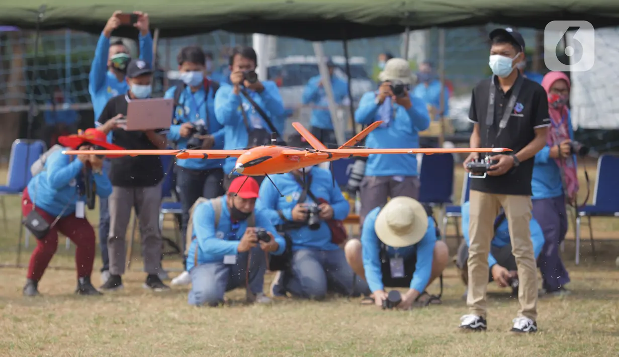 Peserta menerbangkan drone saat lomba drone KASAU CUP KASAU CUP 2020 di Lapangan Wisma Aldiron, Jakarta, Sabtu (12/9/2020). Lomba yang diselengarakan oleh TNI AU World Airsport Federation Federasi Aero Sport Indonesia memperebutkan piala Kasau Cup 2020 dengan lima kategori. (merdeka.com/Imam Buhori)