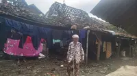 Seorang nenek melintas di depan rumahnya yang rusak atapnya karena diterjang bencana puting beliung yang kembali terjadi setelah 30 tahun. (Foto: Liputan6.com/Felek Wahyu)