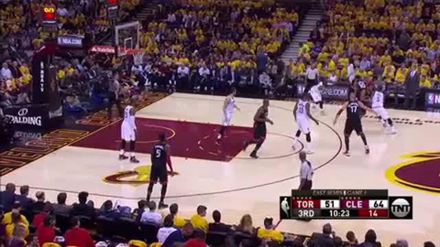 LeBron James mencetak 35 poin, 10 rebounds, dan 4 assists untuk membawa Cavaliers meraih kemenangan atas Raptors pada gim pertama.