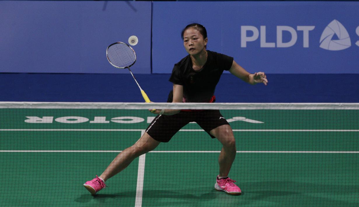 Pebulutangkis Indonesia, Fitriani, berusaha mengembalikan kok saat melawan Busanan Ongbumrungpan pada final beregu putri SEA Games 2019 di Muntinlupa Sports Complex, Manila, Selasa (3/12). Kalah 1-3, Indonesia hanya meraih perak. (Bola.com/M Iqbal Ichsan)