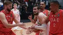 Pemain Timnas Basket Suriah, Hani Adribe (tengah) berusaha melewati penjagaan dua pemain Uni Emirat Arab, Jasim Mohamed Almaazmi (kiri) dan Ahmed Abdullateef Albreiki pada laga hari pertama Indonesia International Basketball Invitational 2023 melawan Suriah di Indonesia Arena, Senayan, Jakarta, Rabu (02/08/2023). Laga dimenangankan oleh UEA dengan skor 63-61. (Bola.com/Bagaskara Lazuardi)