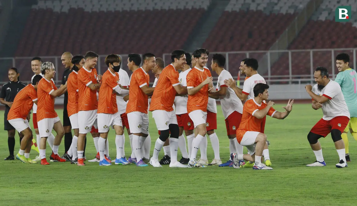Usai silaturahmi dan santunan anak yatim, acara dilanjutkan dengan pertandingan eksibisi antara Tim Selebriti FC melawan Tim PSSI All Star. (Bola.com/M Iqbal Ichsan)