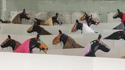 Sejumlah kostum menyerupai kuda karya Nick Cave disiapkan untuk penampilan di Sydney, Australia (8/11). Dalam penampilannnya yang berjudul HEARD.SYD, Nick Cave akan menampilkan 30 penari dengan kostum kuda. (Reuters/Jason Reed)