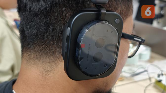 Review Nothing Headphone (1). (Liputan6.com/ Yuslianson)