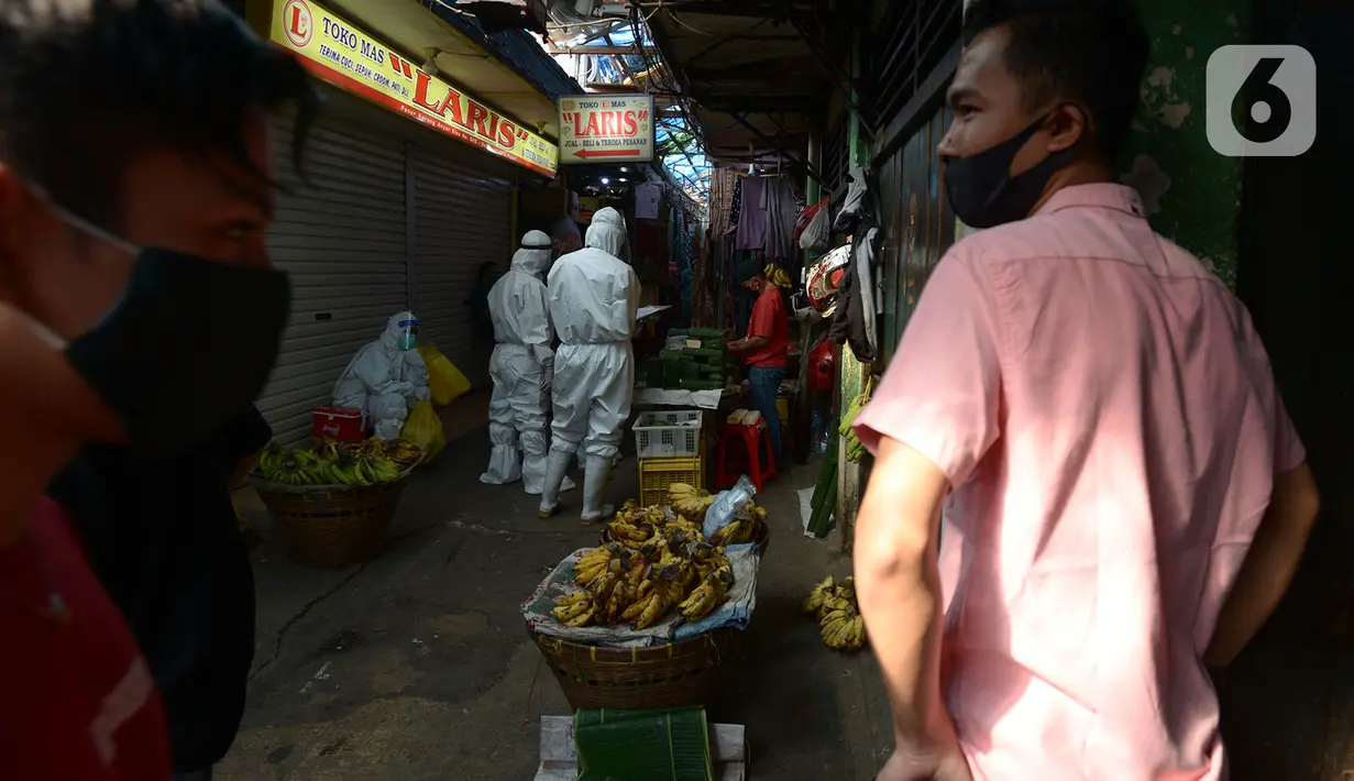 Petugas medis mendata pedagang yang akan melakukan tes usap (swab test) di Pasar Karang Anyar, Jakarta, Kamis (26/6/2020). Tes swab dengan metode polymerase chain reaction (PCR) dilakukan masif setelah adanya pelonggaran PSBB untuk melacak kasus-kasus Covid-19 yang muncul. (merdeka.com/Imam Buhori)