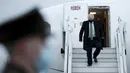 Perdana Menteri Inggris Boris Johnson turun dari pesawat saat ia tiba di Kyiv, Ukraina, Selasa (1/2/2022).  Johnson dijadwalkan bertemu dengan Presiden Ukraina Volodymyr Zelenskyy di tengah meningkatnya ketegangan dengan Rusia. (Peter Nicholls/Pool Photo via AP)