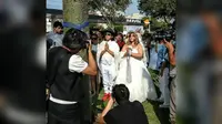 Selepas prosesi pernikahan, para wanita dipersilahkan satu persatu mencium pohon yang secara resmi telah menjadi suami mereka (Corazones Verdes)