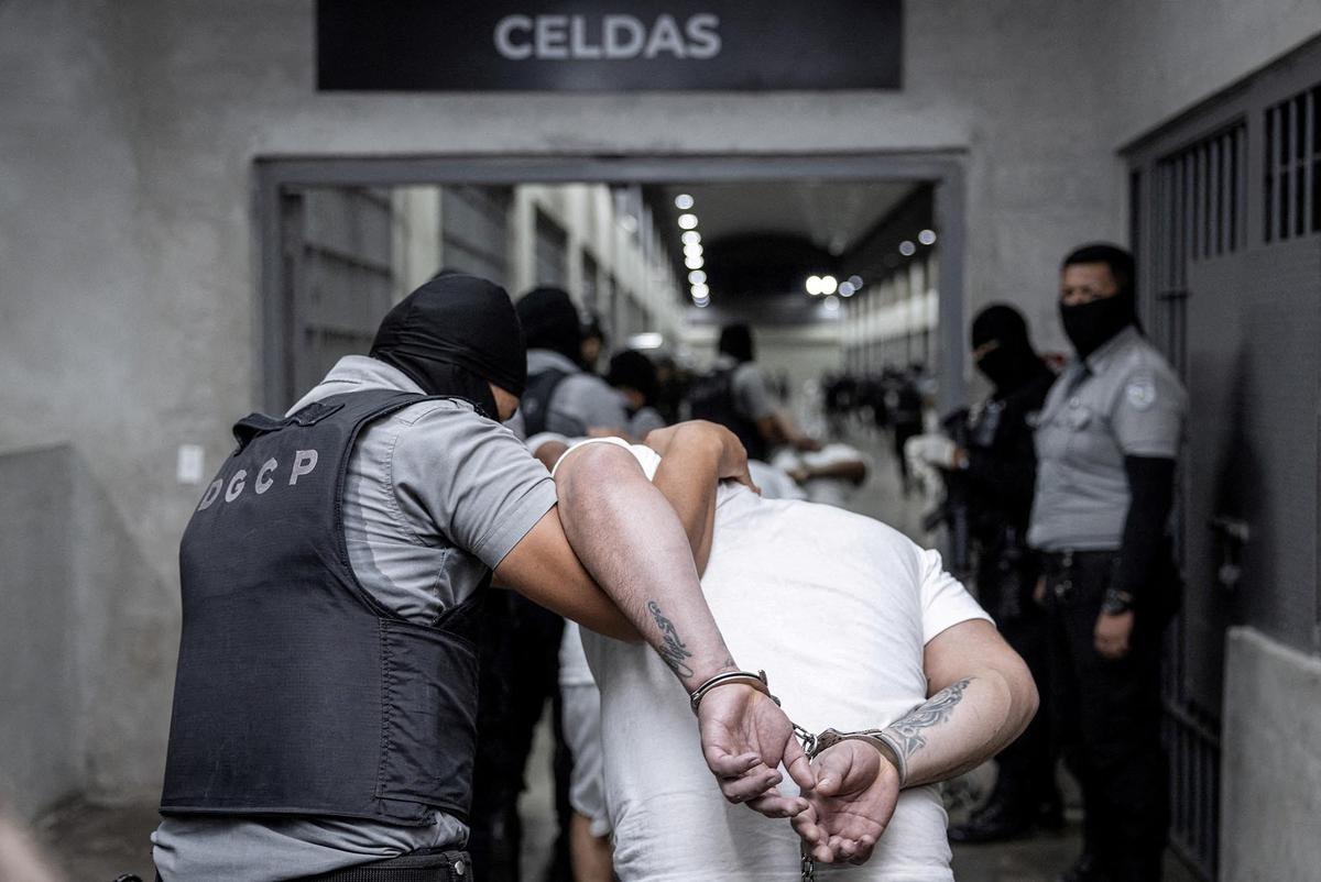 FOTO: Super Ketat Kemanan saat Deportasi 250 Imigran Terduga Anggota Geng Kriminal ke Penjara CECOT El Salvador