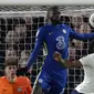 Bek Chelsea Antonio Rudiger melompat saat berebut bola dengan bek Tottenham Hotspur Japhet Tanganga dalam semifinal leg pertama Piala Liga Inggris di Stamford Bridge, Kamis (6/1/2022) dini hari WIB. Chelsea mengungguli Tottenham Hotspur 2-0. (AP Photo/Kirsty Wigglesworth)