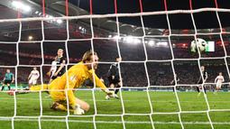 Gol tersebut menjadi kemenangan comeback bagi VfB Stuttgart karena mereka sebelumnya tertinggal gol terlebih dahulu pada menit ke-28 sebelum disamakan menjadi 1-1 oleh Deniz Udav di babak kedua. (AP Photo/DPA/Tom Weller)