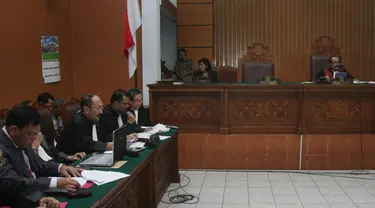 Hakim tunggal Sarpin Rizaldi dijadwalkan mengumumkan hasil sidang gugatan praperadilan Komisaris Jenderal Pol Budi Gunawan atau BG melawan Komisi Pemberantasan Korupsi (KPK) pada hari ini.