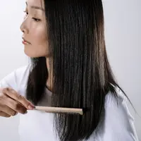 ilustrasi wanita menyisir rambut. Credits: pexels.com by Cottonbro