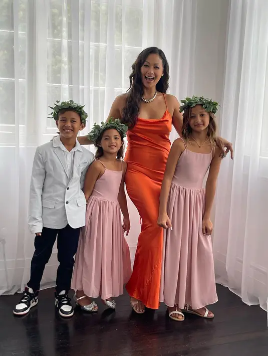 Ayanna tampil cantik dengan dress panjang bertali spagetti dengan warna dusty pink [@indahkalalo]