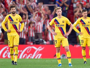 Pemain Barcelona tampak kecewa usai kalah atas Athletic Bilbao pada laga pekan pertama La Liga 2019-20 di stadion San Mames, Bilbao, Jumat (16/8). Barcelona kalah 0-1 dari Athletic Bilbao. (AFP/Ander Gillenea)