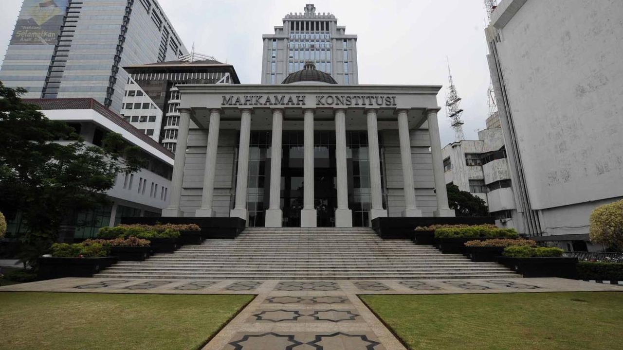 Mahkamah Konstitusi memutuskan sistem Pemilu 2024 tetap menggunakan proporsional terbuka alias mencoblos caleg.